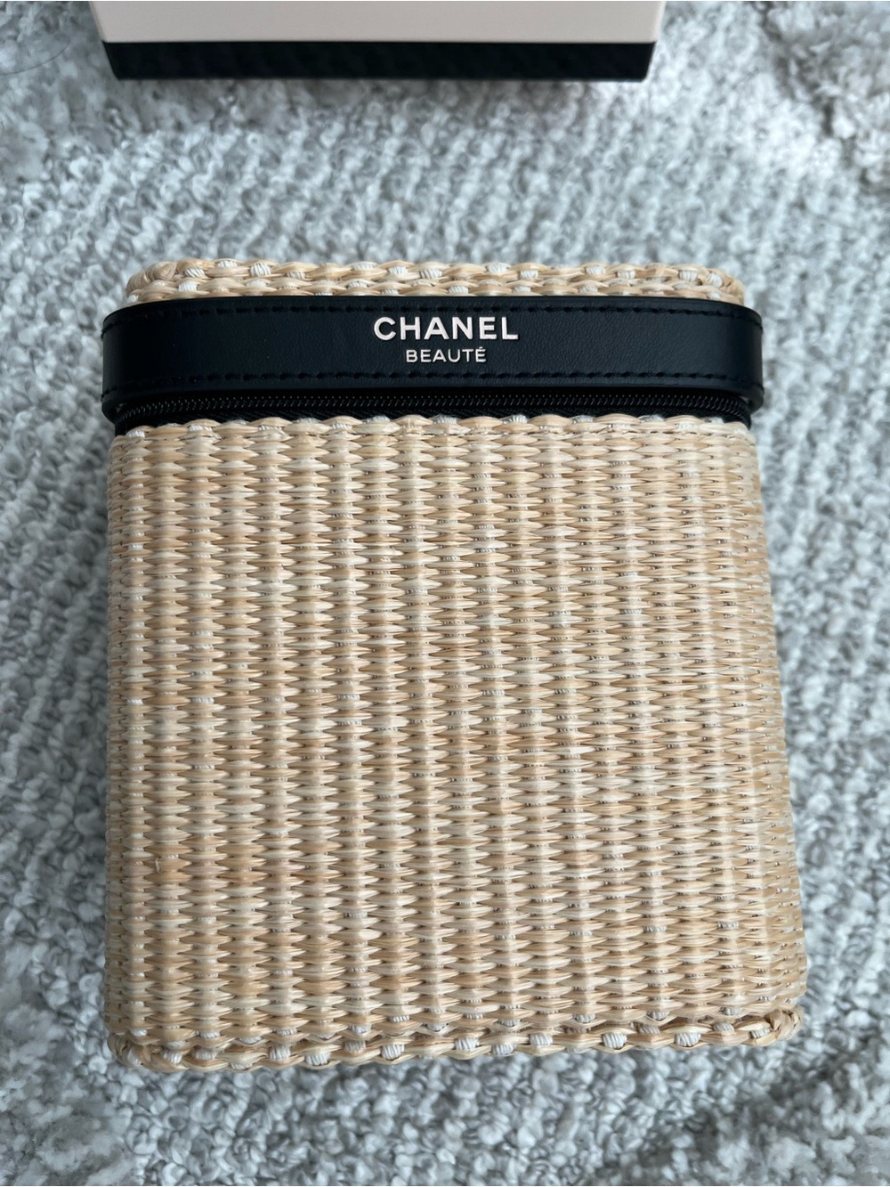 CHANEL Les Beiges Woven Straw Compact basket with Black Trim - Picture 2 of 4